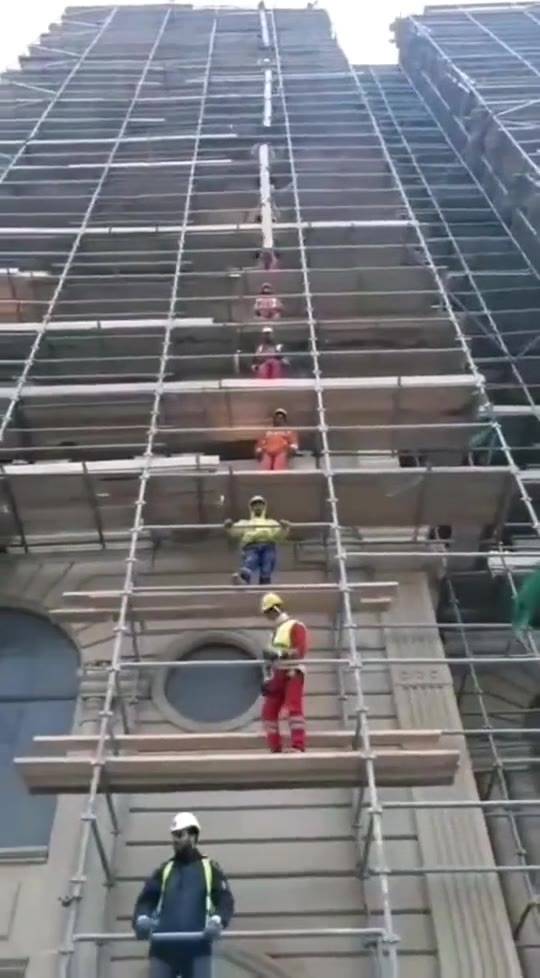 新奇至極 哪個國家竟如此運送建筑材料？